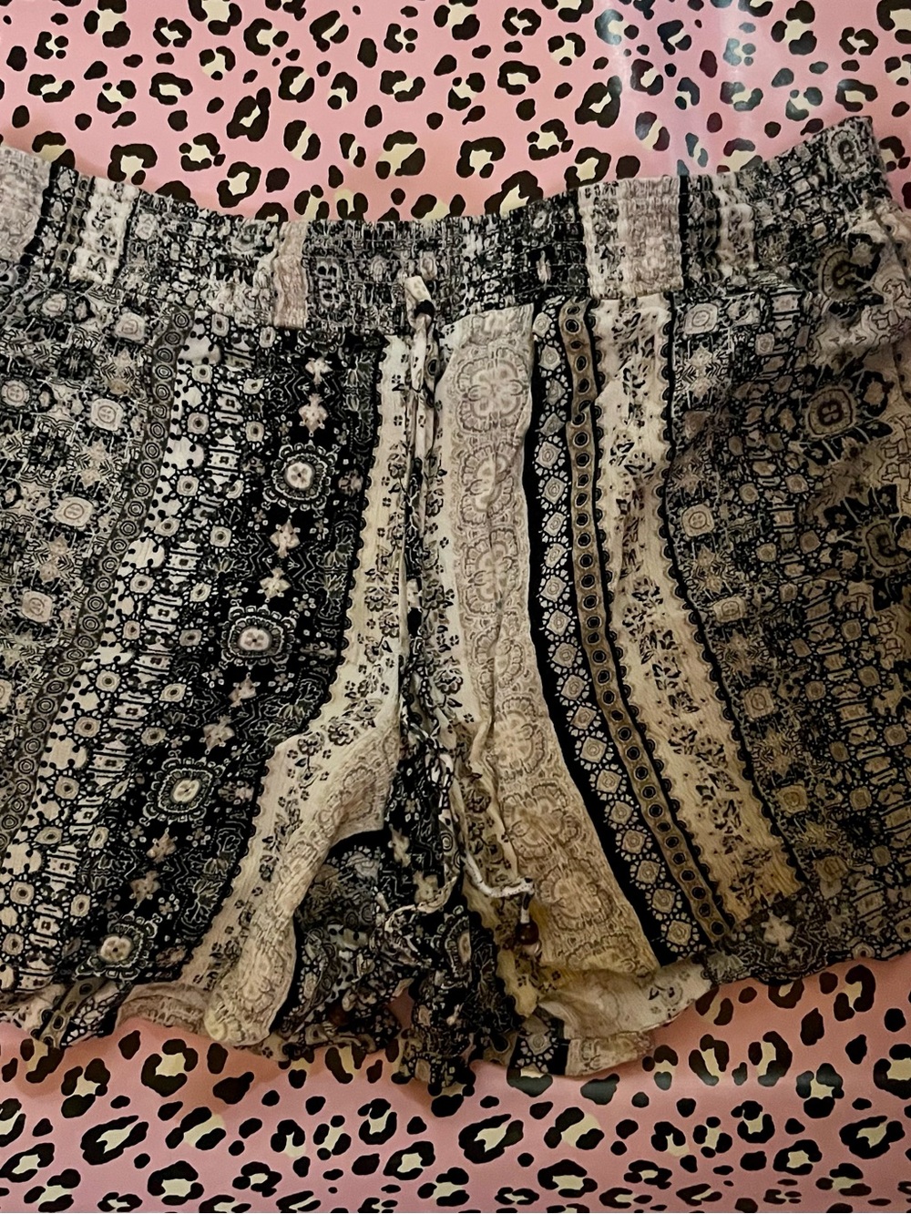 Apt. 9 Black and Cream Paisley Print Women’s Shortsy